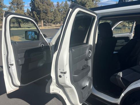 Used 2007 Dodge Nitro SXT image 14