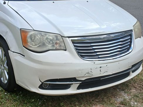 Used 2013 Chrysler Town & Country Touring image 9