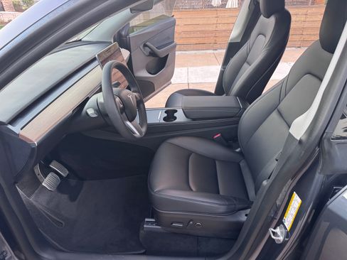 Used 2022 Tesla Model Y Long Range image 11