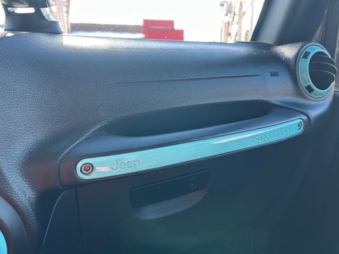 Used 2017 Jeep Wrangler Unlimited Sahara w/ Connectivity Group image 13