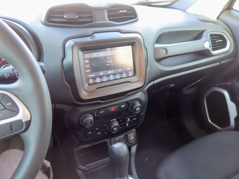 Used 2019 Jeep Renegade Latitude image 17