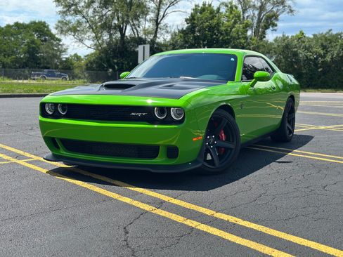 Used 2017 Dodge Challenger SRT Hellcat RWD image 1