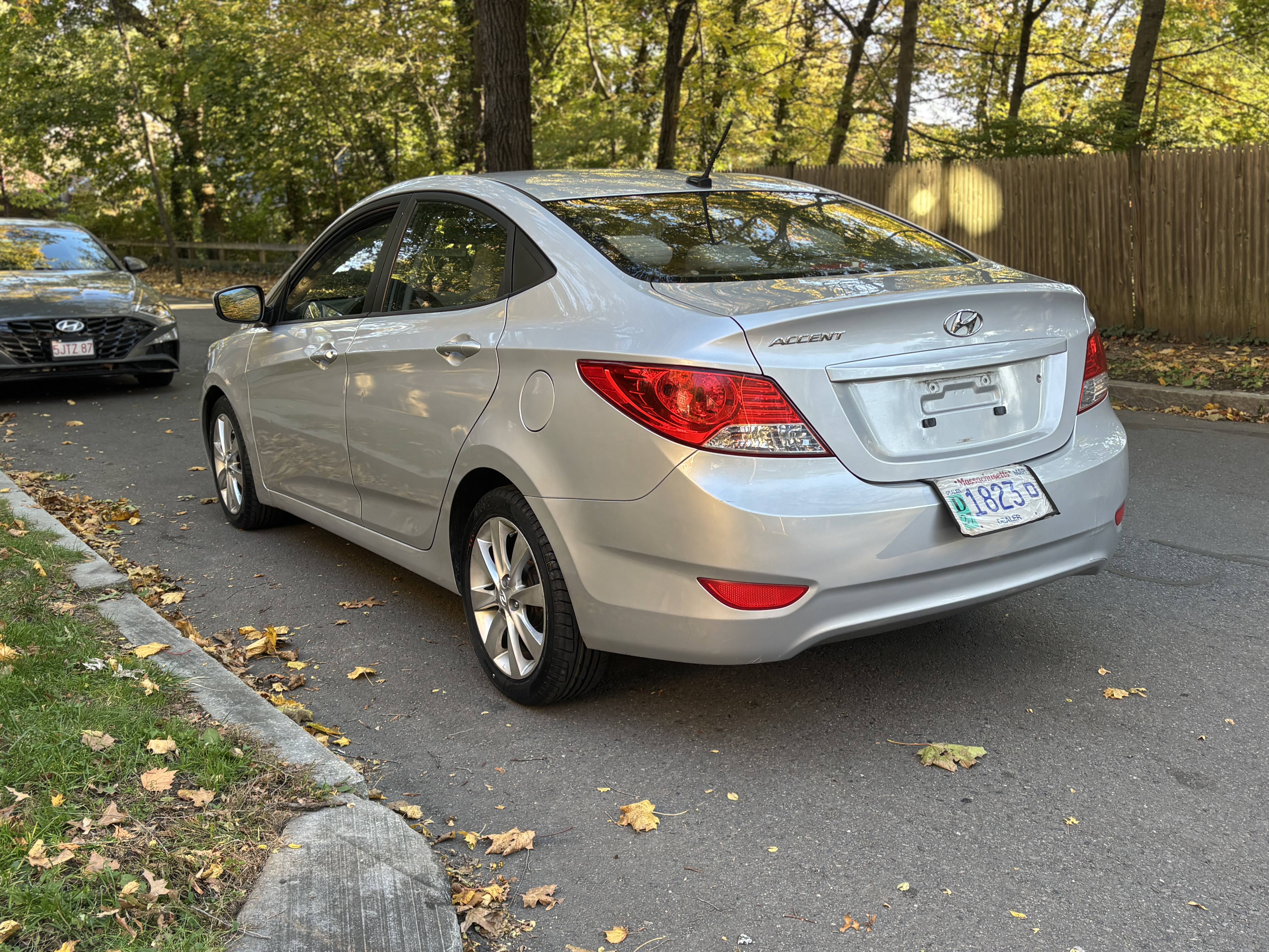 Used 2013 Hyundai Accent GLS w/ Premium Pkg FWD image 10