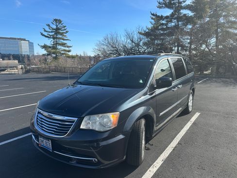 Used 2013 Chrysler Town & Country Touring image 2