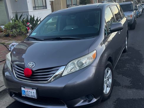 Used 2015 Toyota Sienna LE image 9