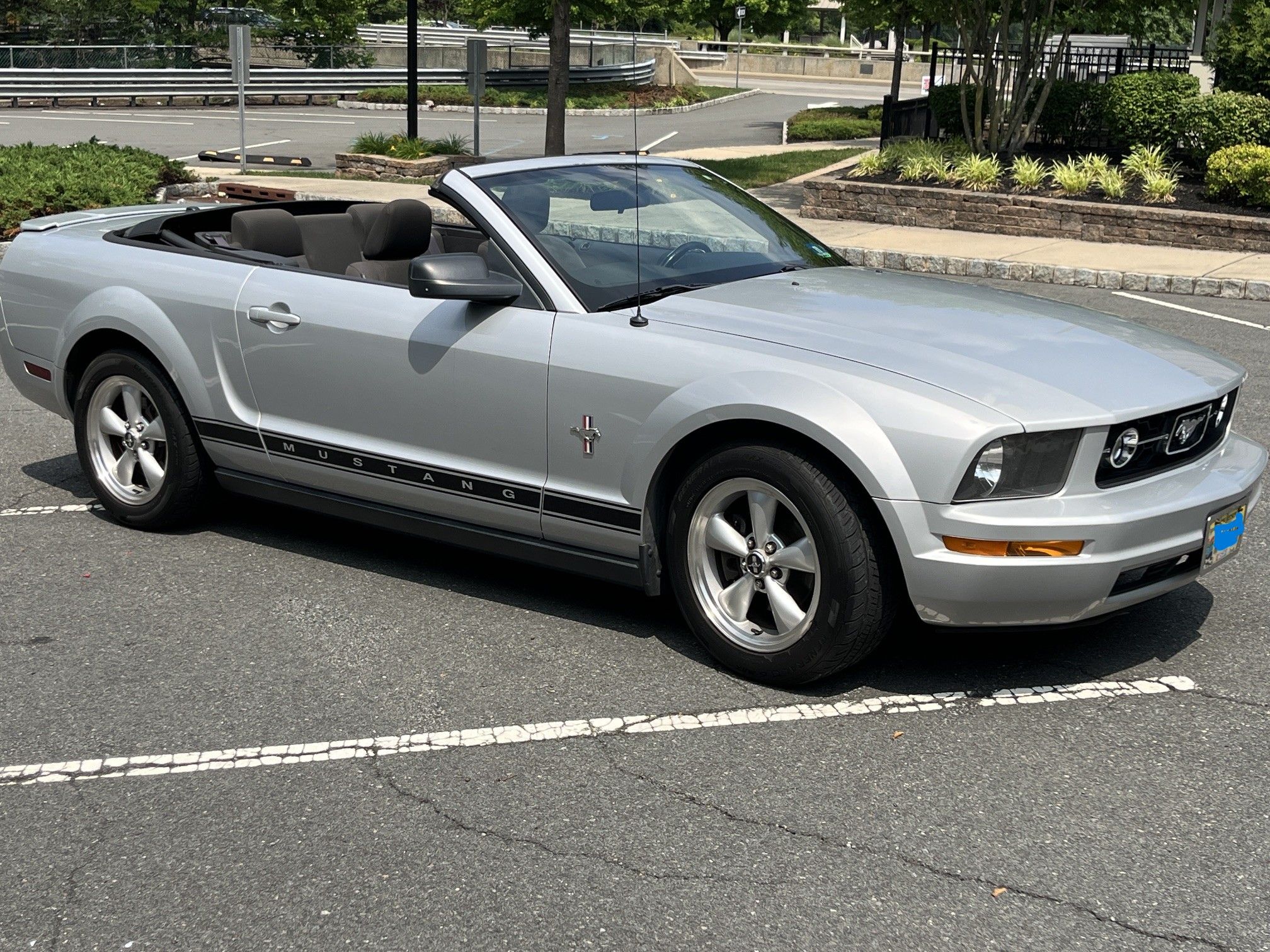 Used 2007 Ford Mustang Convertible RWD image 8