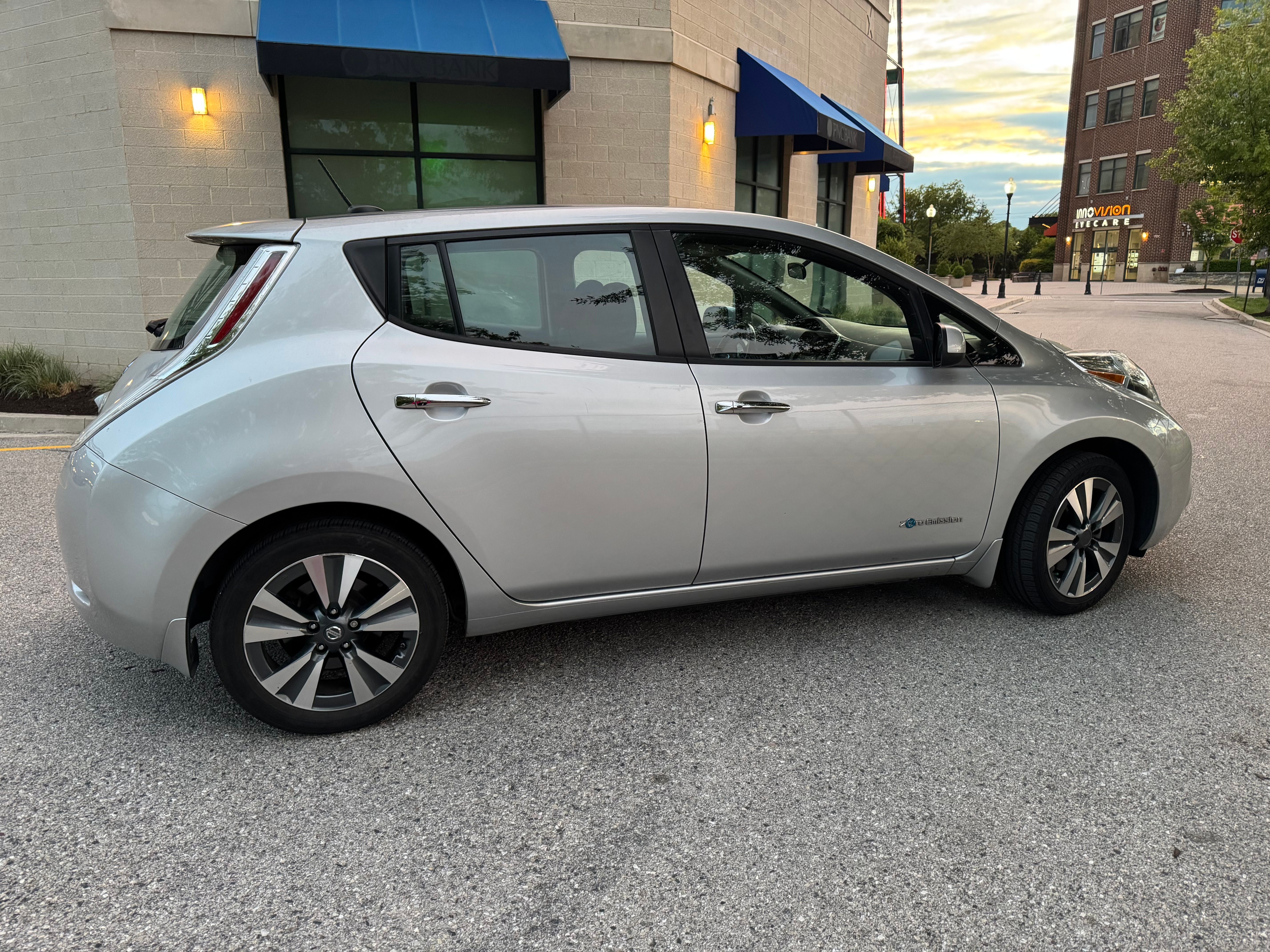 Used 2017 Nissan Leaf SV FWD image 8