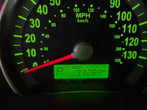 Used 2007 Hyundai Entourage SE image 1