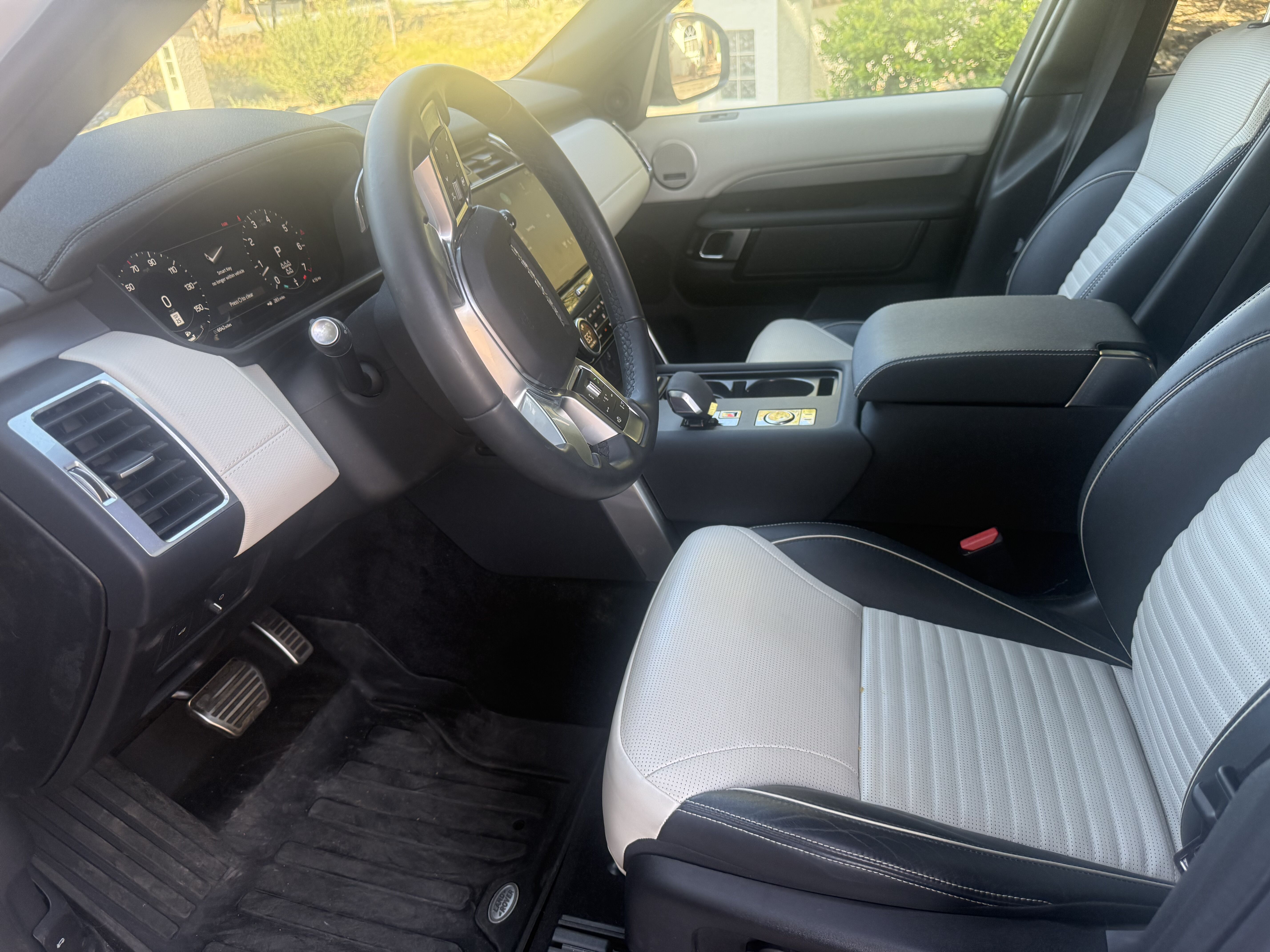 Used 2024 Land Rover Discovery Dynamic SE AWD/4WD image 13
