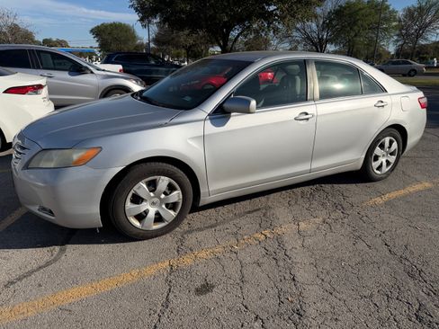 Used 2009 Toyota Camry LE image 1