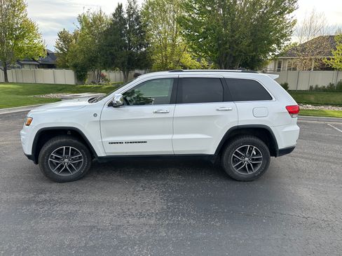 Used 2017 Jeep Grand Cherokee Limited AWD/4WD image 2