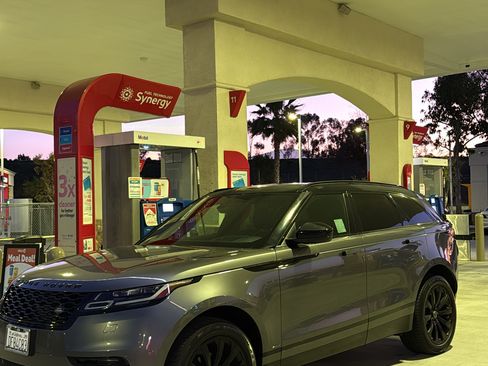 Used 2019 Land Rover Range Rover Velar R-Dynamic SE image 1