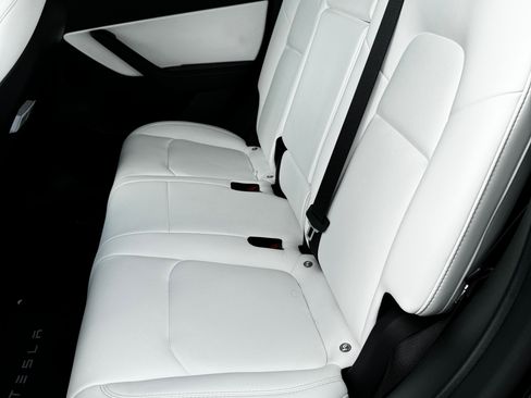 Used 2022 Tesla Model Y Performance image 14