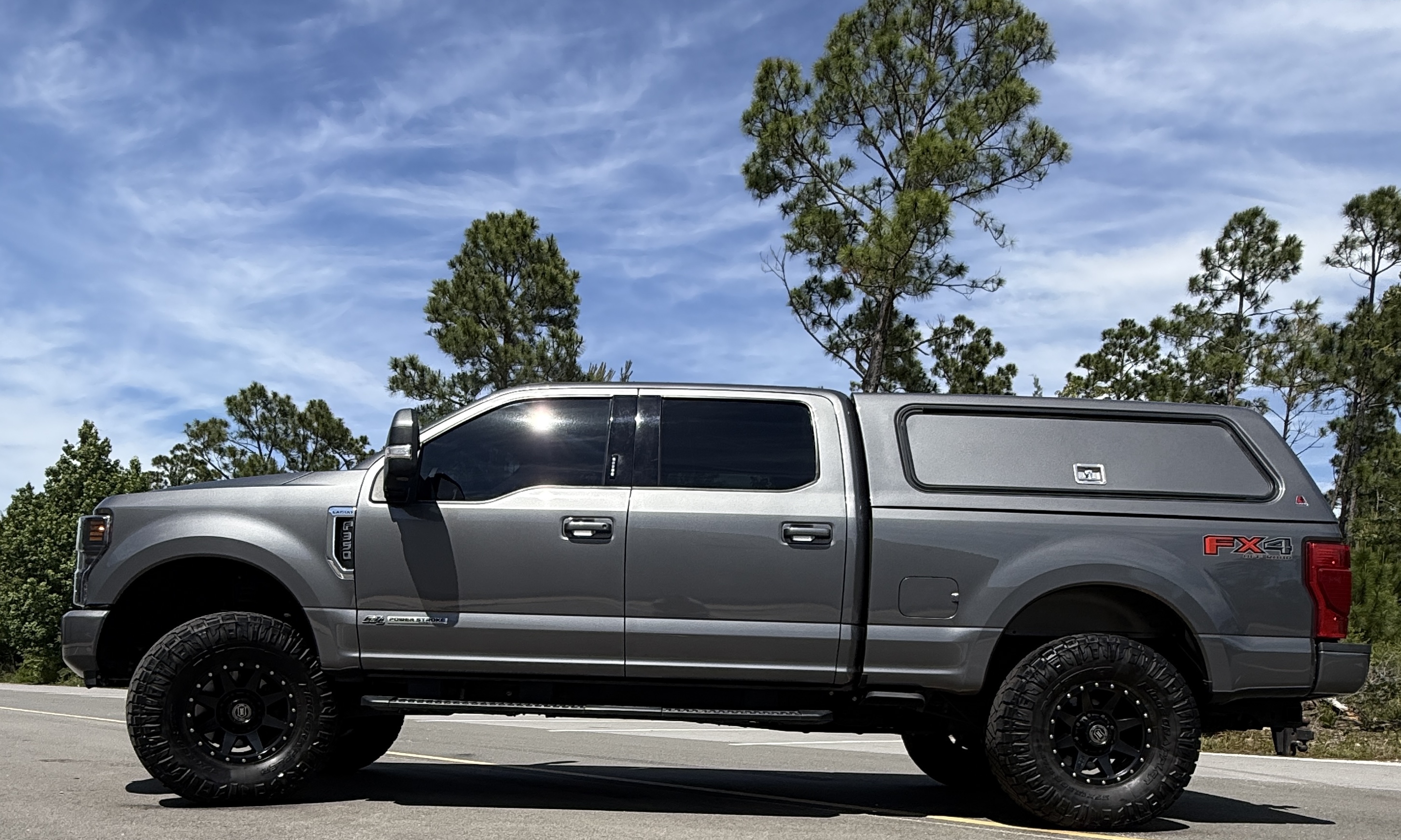 Used 2022 Ford F350 Lariat AWD/4WD image 2