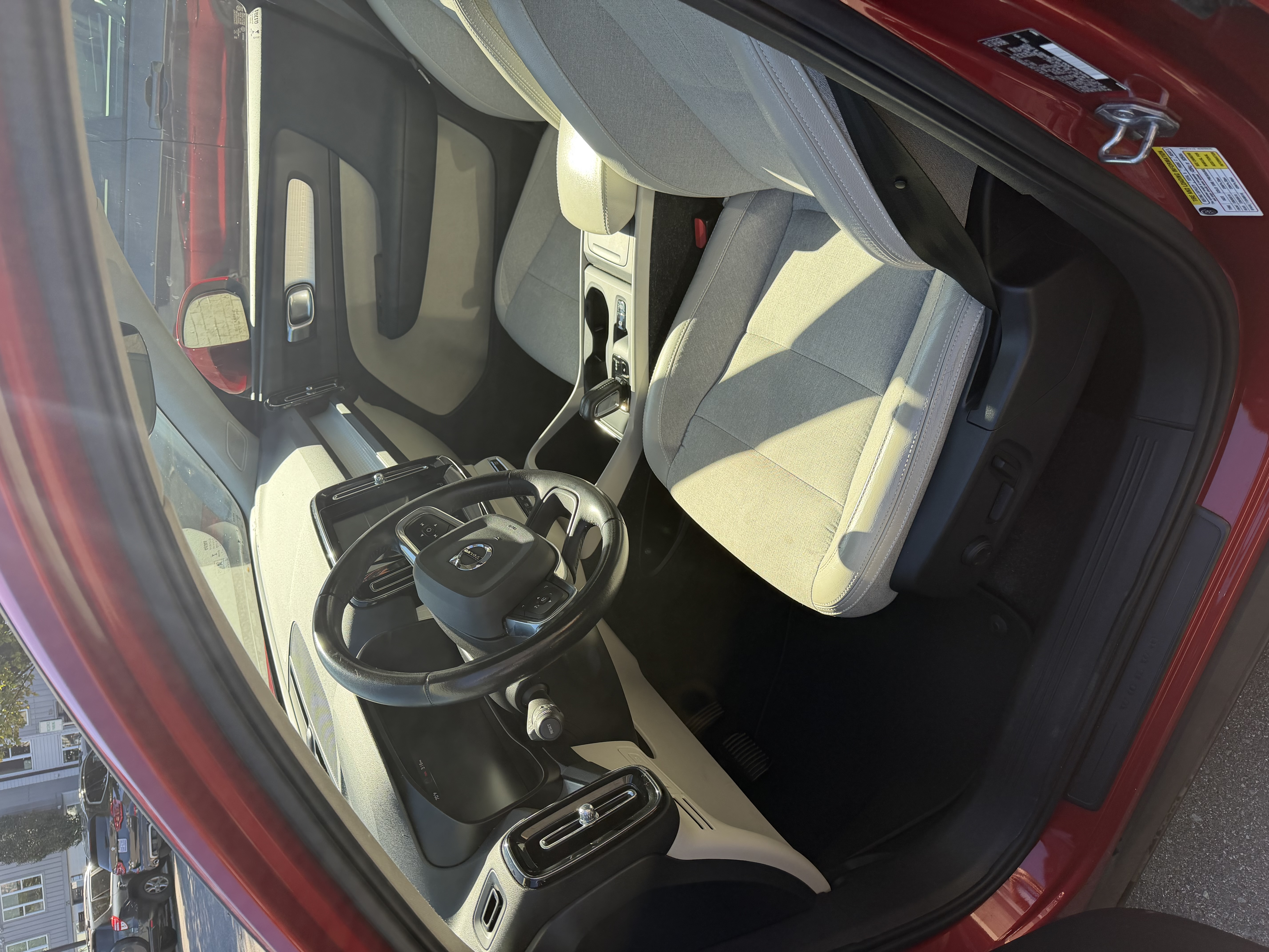 Used 2020 Volvo XC40 T4 Momentum FWD image 8