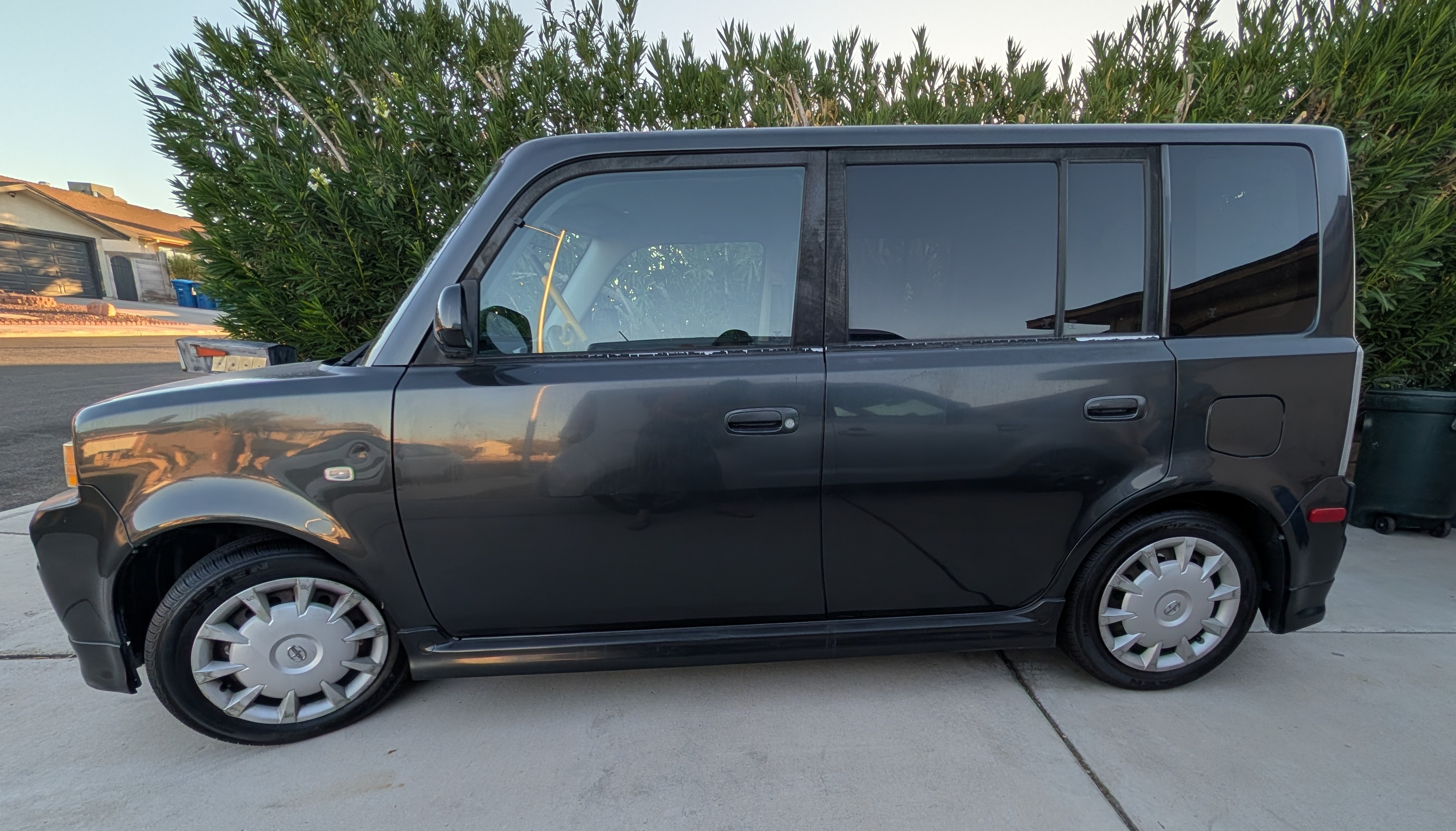 Used 2006 Scion xB FWD image 1