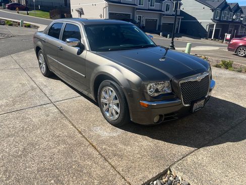 Used 2010 Chrysler 300 Limited RWD image 1