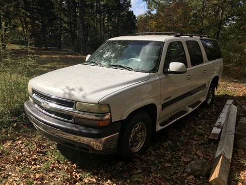 Used 2000 Chevrolet Suburban 2500 LT w/ LT Preferred Equipment Group image 2