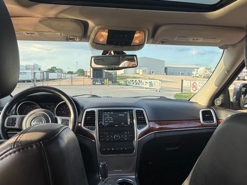 Used 2013 Jeep Grand Cherokee Limited w/ Luxury Group II image 2