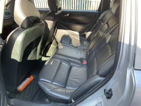 Used 2004 Volvo V70 2.5T image 9
