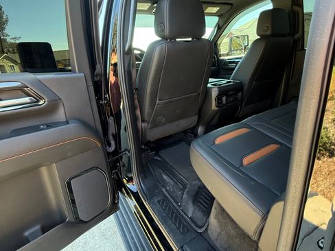 Used 2024 GMC Sierra 2500 AT4 w/ Technology Package image 9