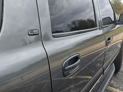 Used 2002 Chevrolet Suburban LS image 17