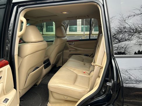 Used 2009 Lexus LX 570 4WD w/ Preferred Accessory Pkg image 13