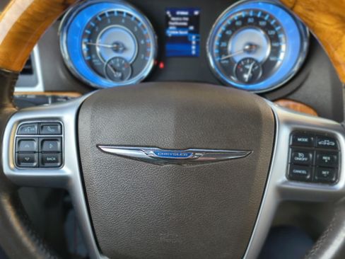 Used 2012 Chrysler 300 C image 2