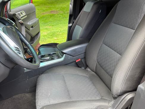 Used 2014 Ford Explorer XLT w/ Equipment Group 201A AWD/4WD image 17