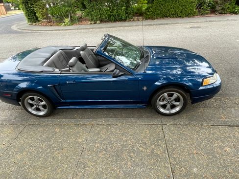 Used 2000 Ford Mustang Convertible RWD image 1