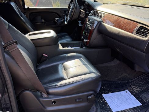 Used 2013 Chevrolet Suburban LT RWD image 2