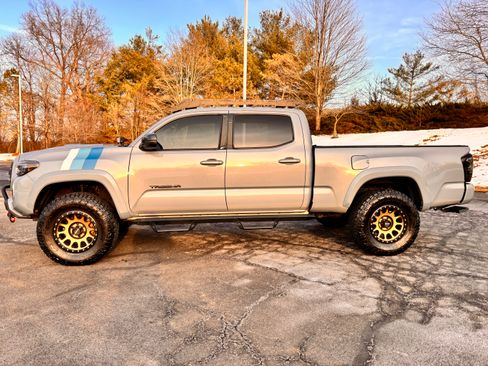 Used 2019 Toyota Tacoma TRD Sport image 2