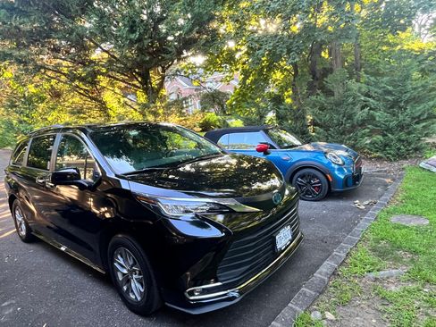 Used 2022 Toyota Sienna XLE image 4