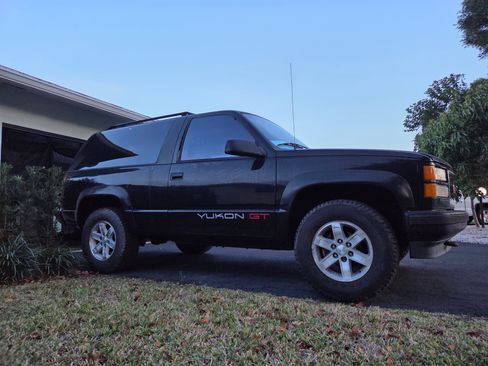 Used 1995 GMC Yukon Sport Utility 2D image 1