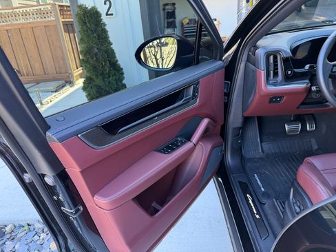 Used 2025 Porsche Cayenne S image 12