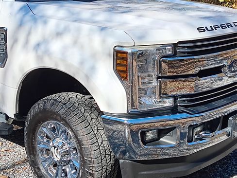 Used 2018 Ford F250 Lariat w/ Chrome Package image 5