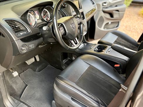 Used 2019 Dodge Grand Caravan SXT w/ Blacktop Package FWD image 12