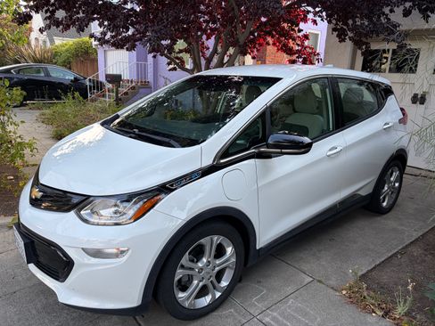 Used 2020 Chevrolet Bolt LT FWD image 1