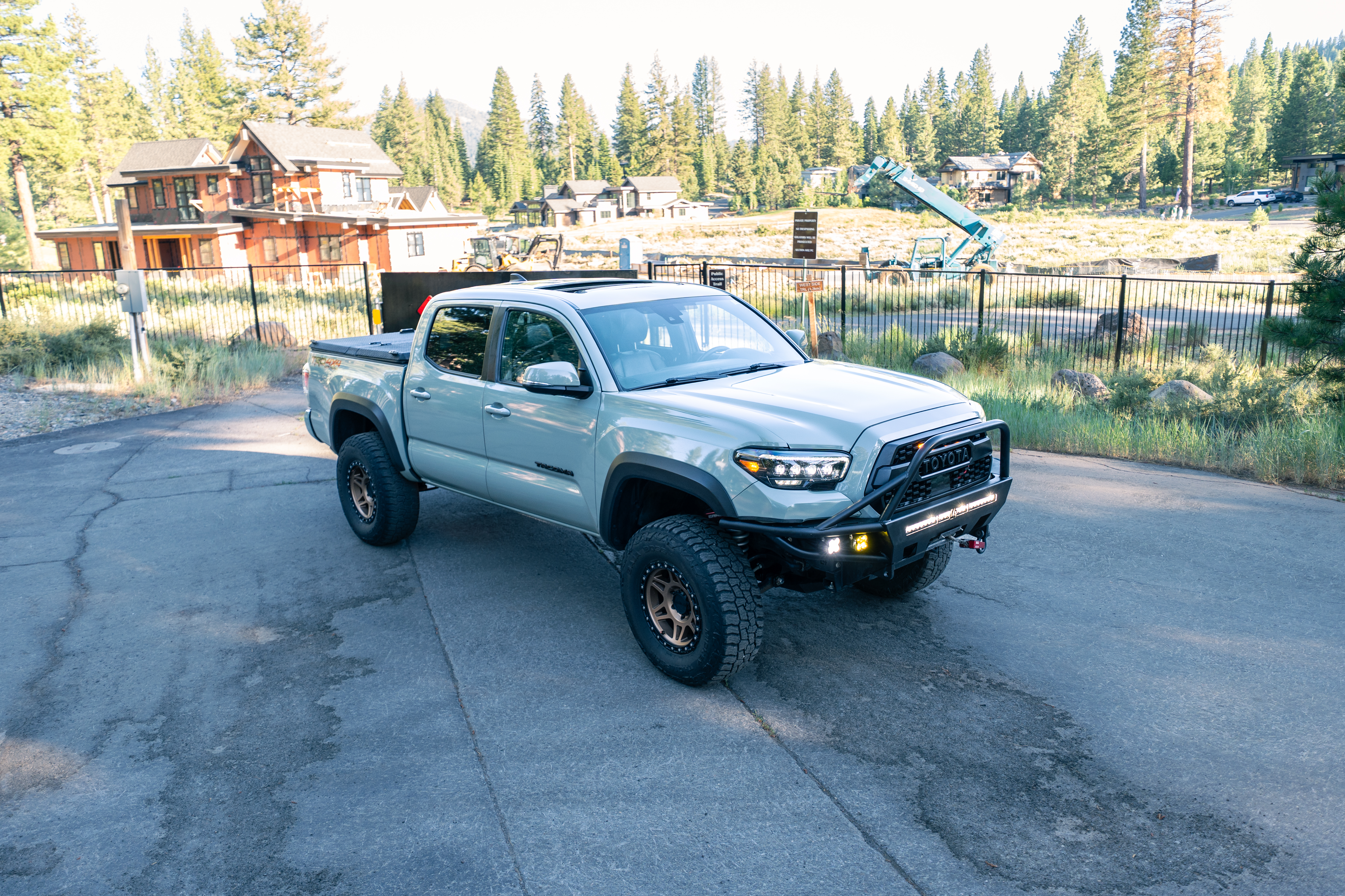Used 2022 Toyota Tacoma TRD Off-Road w/ TRD Premium Off Road Package AWD/4WD image 1