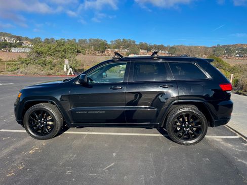 Used 2017 Jeep Grand Cherokee Altitude image 2