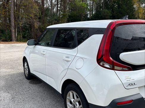 Used 2020 Kia Soul S image 2
