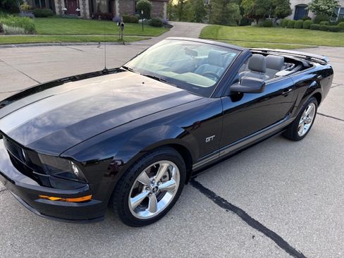 Used 2006 Ford Mustang GT RWD image 2