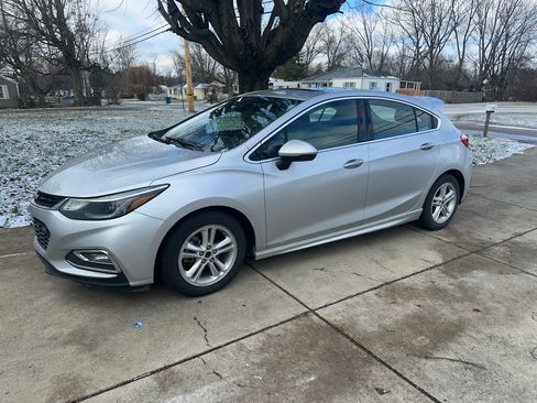 Used 2017 Chevrolet Cruze Premier image 2