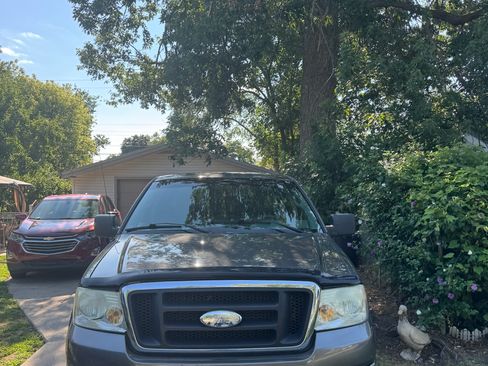 Used 2005 Ford F150 XLT AWD/4WD image 2