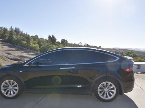 Used 2020 Tesla Model X Long Range image 10