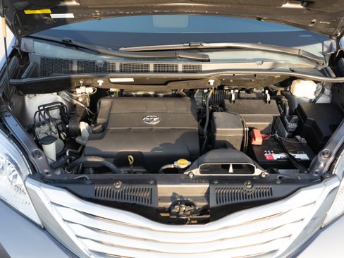 Used 2014 Toyota Sienna Limited image 11