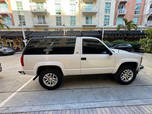 Used 1998 Chevrolet Tahoe 4WD 2-Door w/ Preferred Equipment Group 2 image 1