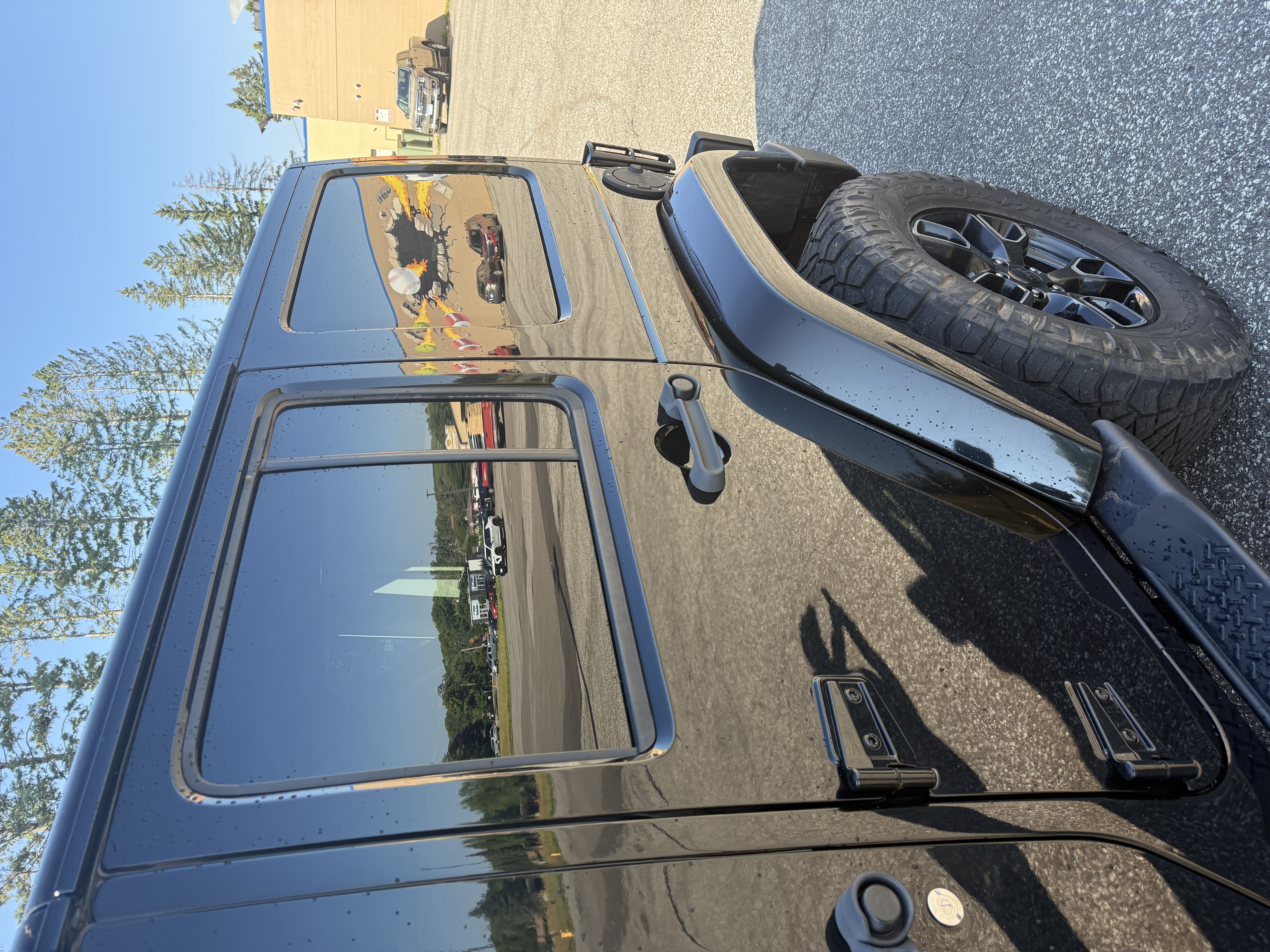 Used 2018 Jeep Wrangler Unlimited Sahara AWD/4WD image 5