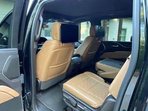 Used 2024 Cadillac Escalade ESV Sport w/ LPO, ONYX Package image 6