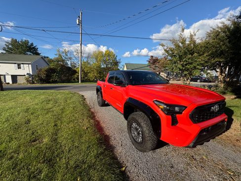 Used 2024 Toyota Tacoma TRD Off-Road image 11
